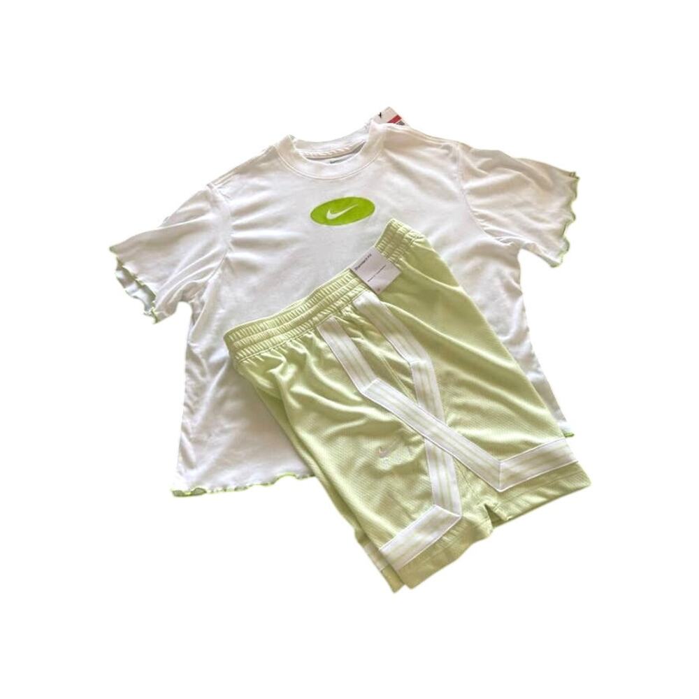 T-shirt/Tee & Shorts Set Nike Green Girls‎  L.  *NWT
